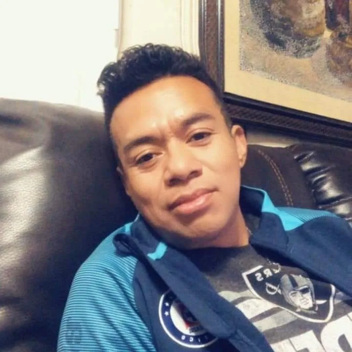 Carlos, 47