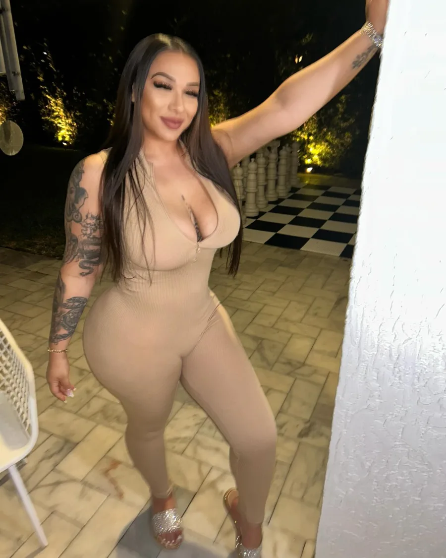 Debbie, 28