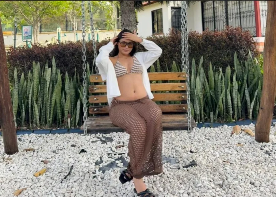 Bella, 31