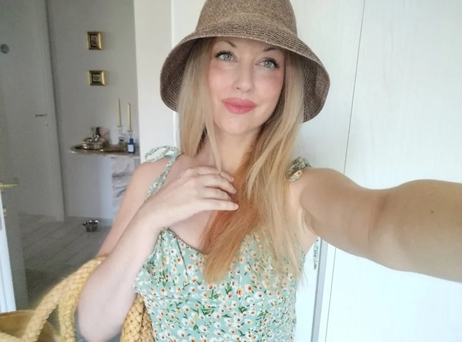 Sandra Louise, 38