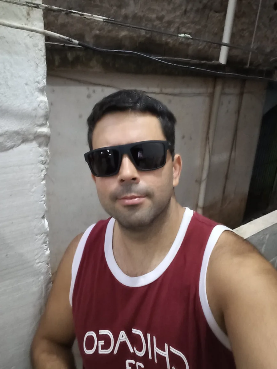 Gustavo, 32